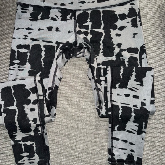 Alo Yoga Airbrush Leggings in Tie Dye M excellent condition black gray - Picture 8 of 9